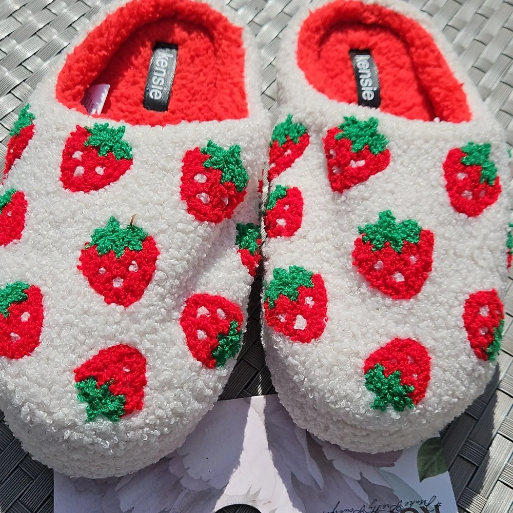 NEW WITH TAGS Kensie Size 6/7 Ivory Red Strawberries Fuzzy Memory Foam Slippers - Picture 4 of 17